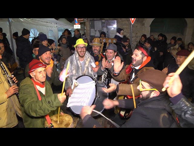 Gambatesa 318^ edizione maitunat 31-12-2017:  Brindisi in piazza