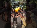 “Jab Adivasi ne Jungle ke sabse khatarnak janwar ka shikar kiya 😱”