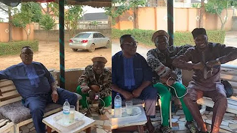 FUJI ICON KOLLINGTON AYINLA IN A ZAAZO MOOD!AS SINGER PORTABLE PAY HIM VISIT IN HIS HOUSE.