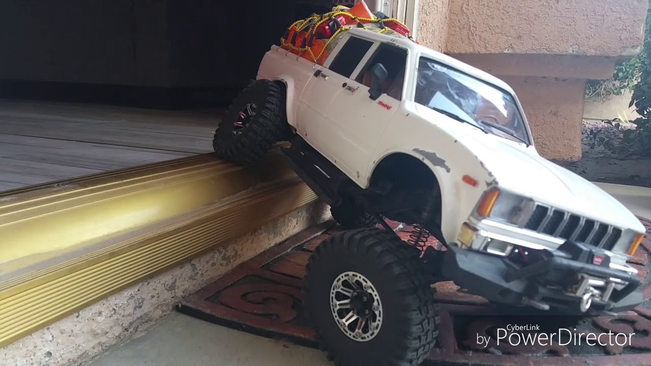 TRAXXAS TRX4 WITH TOYOTA HARD BODY.