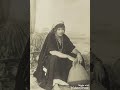 سيده مصريه ومعها البلاص في استوديو مصر سنه ١٨٩٥ فيها شبه كبير قوى من فنان شعبى عارفين اسمه ايه