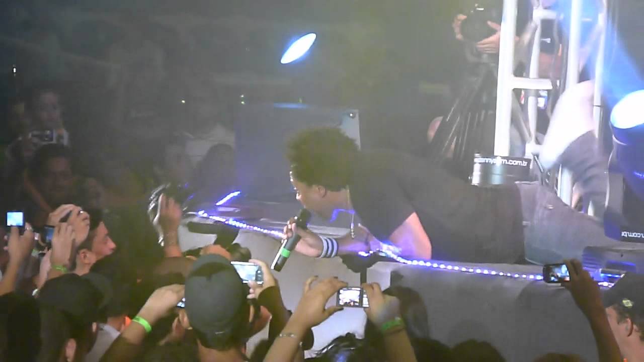 SHOW THALLES ROBERTO LIBERA O MICROFONE PRA GALERA EM LONDRINA