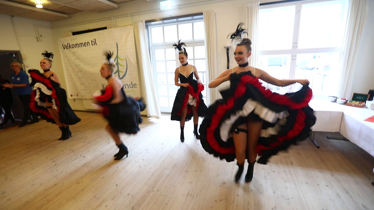 Turismeprisen fejres med cancan-piger. Kjerteminde Avis ved Emil Andresen