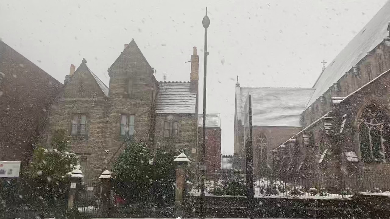 Snow in Wolverhampton 2021 - YouTube