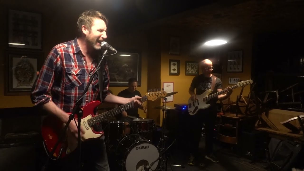 Jon Amor Trio - Cut Through The Graveyard adlı videoyu YouTube'da izle Jon Amor Trio - Cut Through The Graveyard adlı videoyu YouTube'da izle