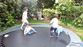 Milan, Faye, Pien Und Levi Auf Dem Trampolin