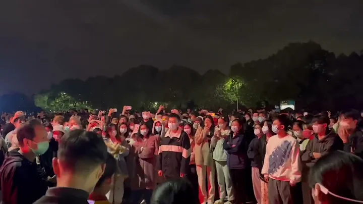 合肥 27日晚上 安徽大學學生集會抗議，要求解封之聲此起彼落！ - 天天要聞