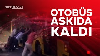 Yolda Asılı Kalan İett Otobüsünü Vatandaşlar Kurtardı