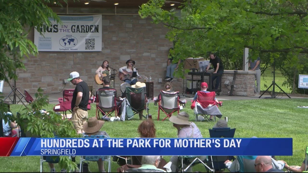 Hundreds enjoy Gigs at the Garden, Mother's Day at Nathaniel Greene Park