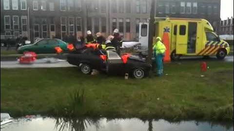 Oldtimer tegen boom