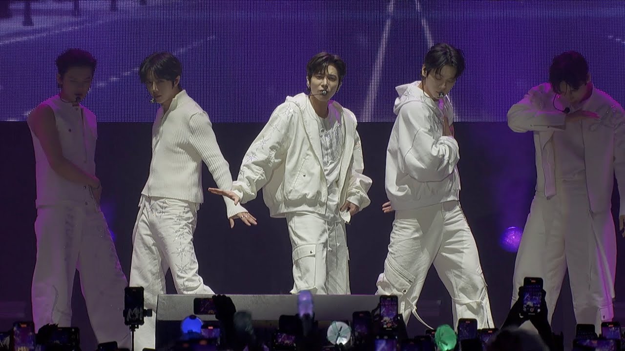 ‘Resist’ stage @ AXE Ceremonia | TXT (투모로우바이투게더)