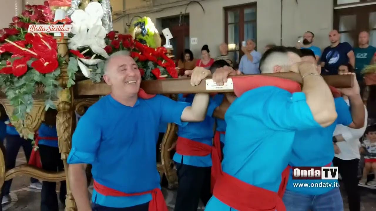 Processione danzante per San Vito nel piccolo borgo messinese di Condrò
