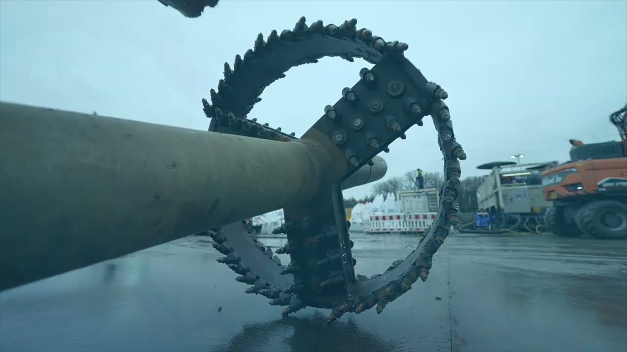 Hoe leg je een leiding onder een snelweg door?