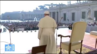 Pope addresses large crowd ahead of Easter message