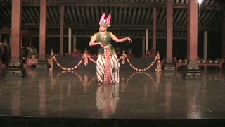 Javanese dance performance at Dalem Pujokusuman in Yogygkarta, 2005-07-01.