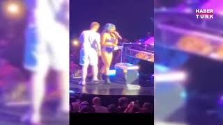 Lady Gaga, Kucak Dansı Yaparken Hayranıyla Birlikte Sahneden Düştü