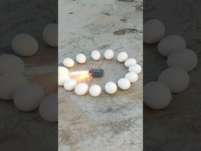 चकरी को अंडे से पका दिया | Top Awesome diwali Experiment #short #trendingshorts class=