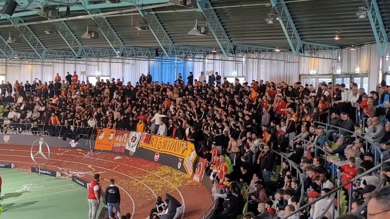 En iyi deplasman tribün ultrAslan-Avrupa Galatasaray fans Stürmen die Halle Turkish ultras go crazy