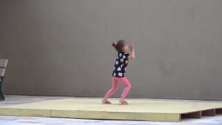 Alice Dançando No Palco