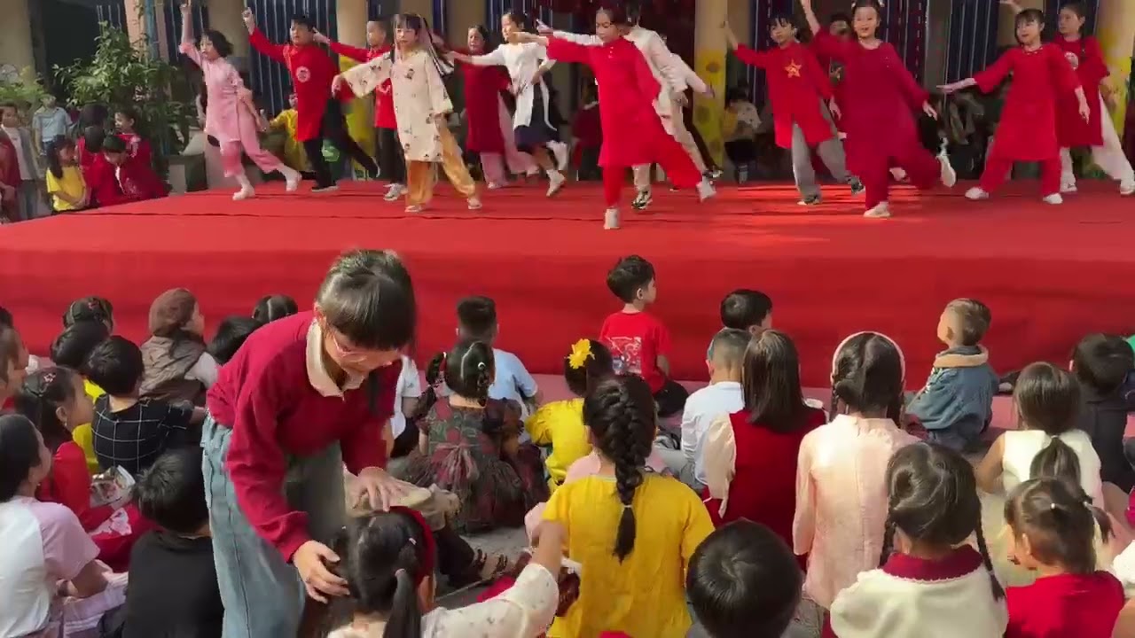 Bé lớp 3 nhảy văn nghệ_ Làm gì phải hốt