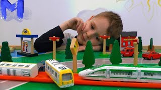 Поезда и Машинки Распаковываем и играем в игрушки Видео для детей про Машинки и Поезда