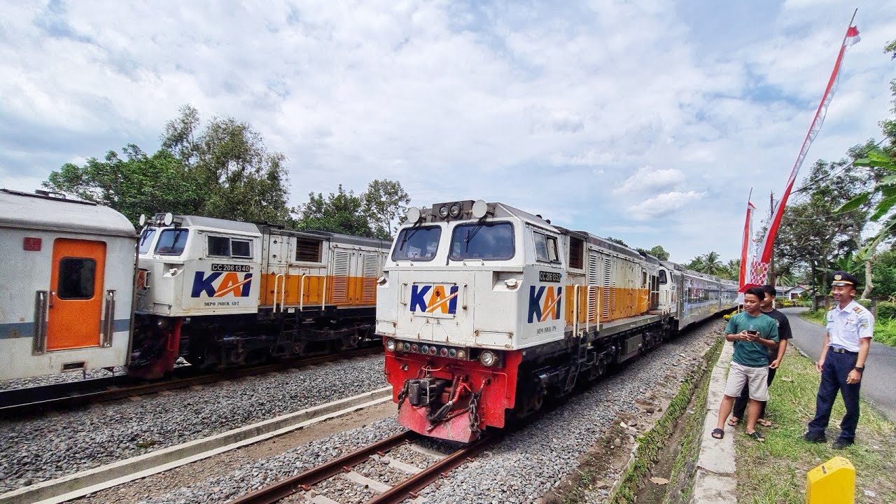 KERETA TAMBAHAN MAH MINGGIR DULU SAAT BERTEMU KA REGULER