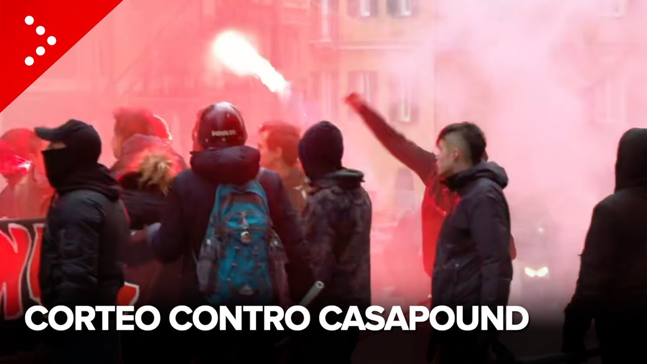 Genova, tensione durante corteo antifascista: lancio di petardi e bottiglie verso sede di Casapound