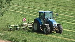 Heuernte Teil 2 New Holland Traktor mit Heuwender in action rotary rakes