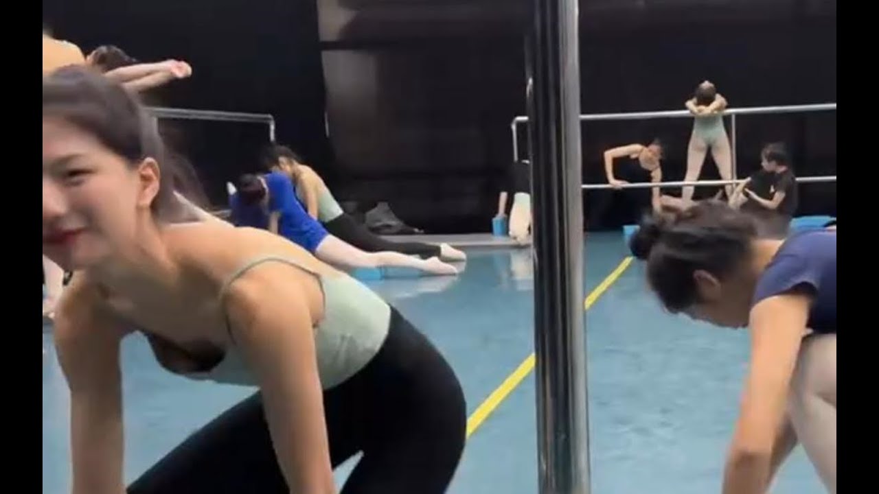 20231123 舞蹈课堂直播 气质白嫩舞蹈学生 #压腿 #舞蹈训练 #亮点满满