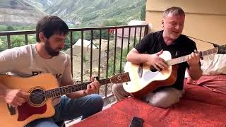 Рамзан Ахмадов классно поет на гитаре !!