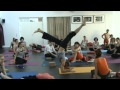 Jivamukti yogaloft München: Petros erklärt Unterarmstand / Pincha Mayurasana