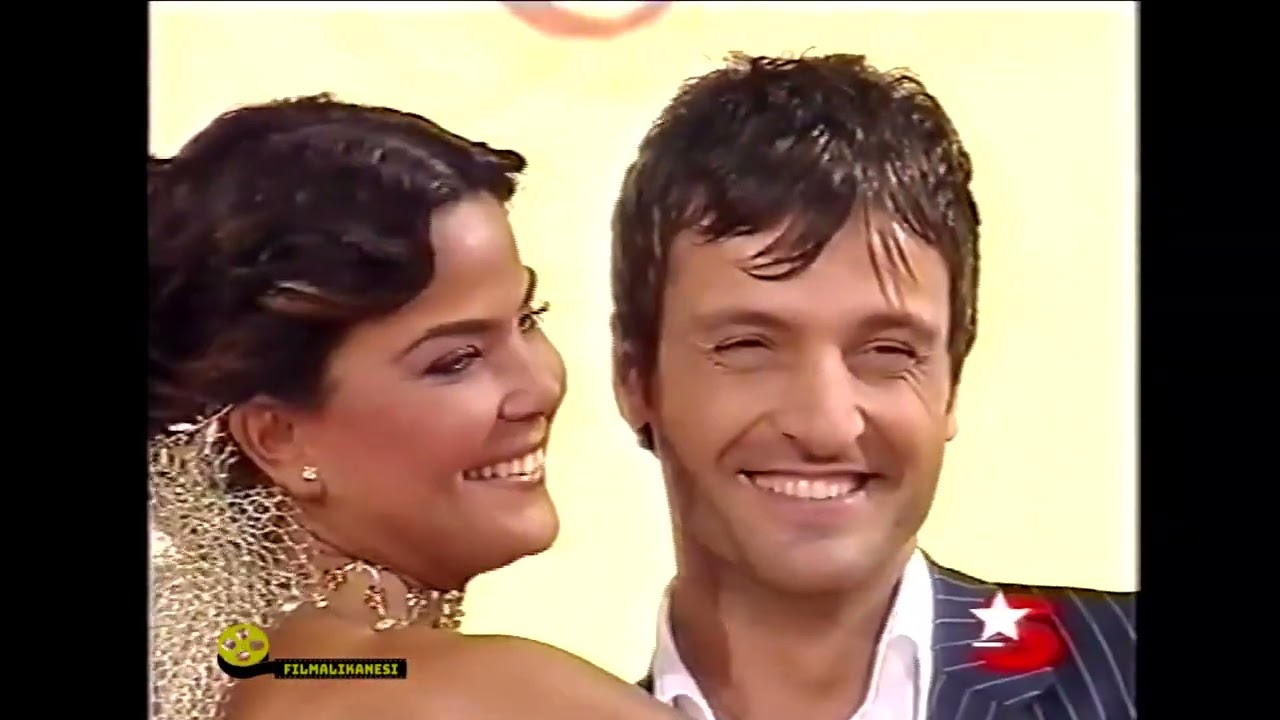 Qoshni yosh qoshnisini erkalashni yaxshi koradi. Faqat rus yulduzlari yalangoch va porno