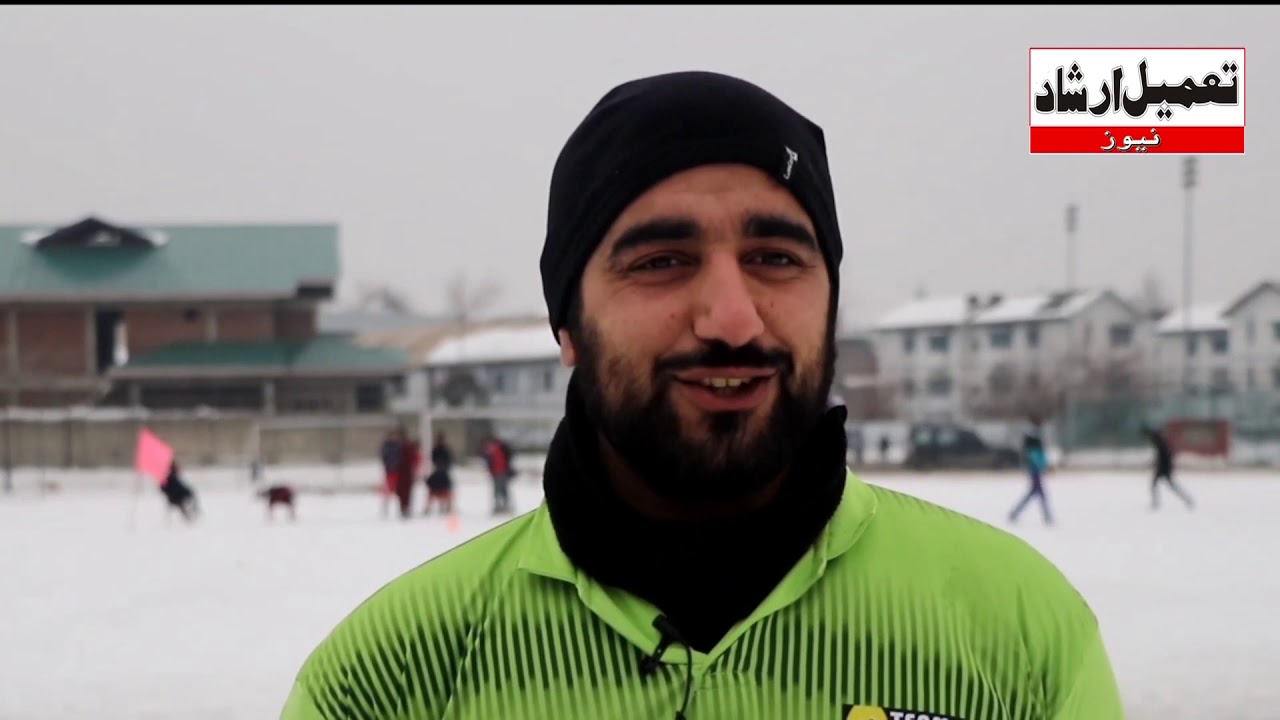 Youth  Organise Snow Cricket On Frozen Field In Srinagar