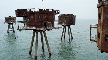 De mysterieuze torens die nog steeds staan, kijken uit over de Noordzee