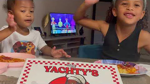 Alana and Amavi rate lil Yatchys pizza.