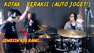 LAGU KOTAK DIMAININ 3 DRUMMER JADI GINI YA?