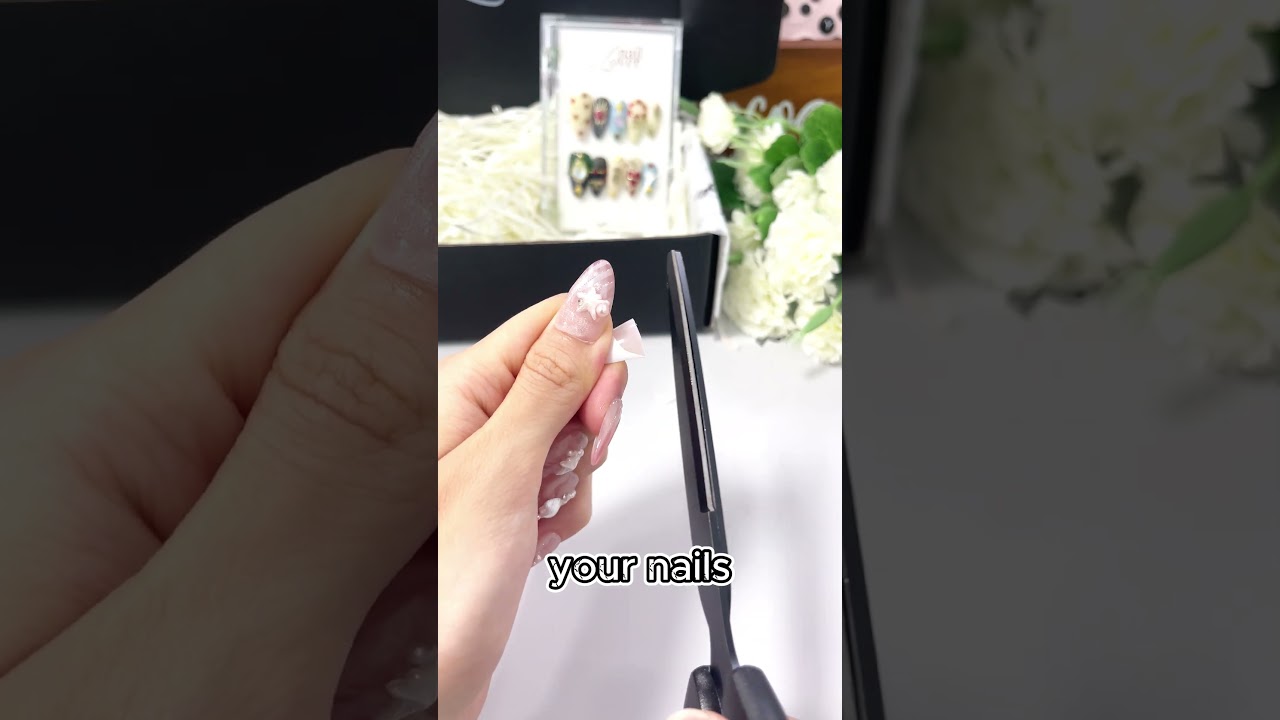 Cat eye nails that catch every light 💡 | naillover.co 