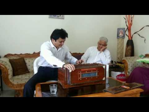 Sachin Jambhekar on Harmonium in the presence of All time Great Music Director Pyarelalji