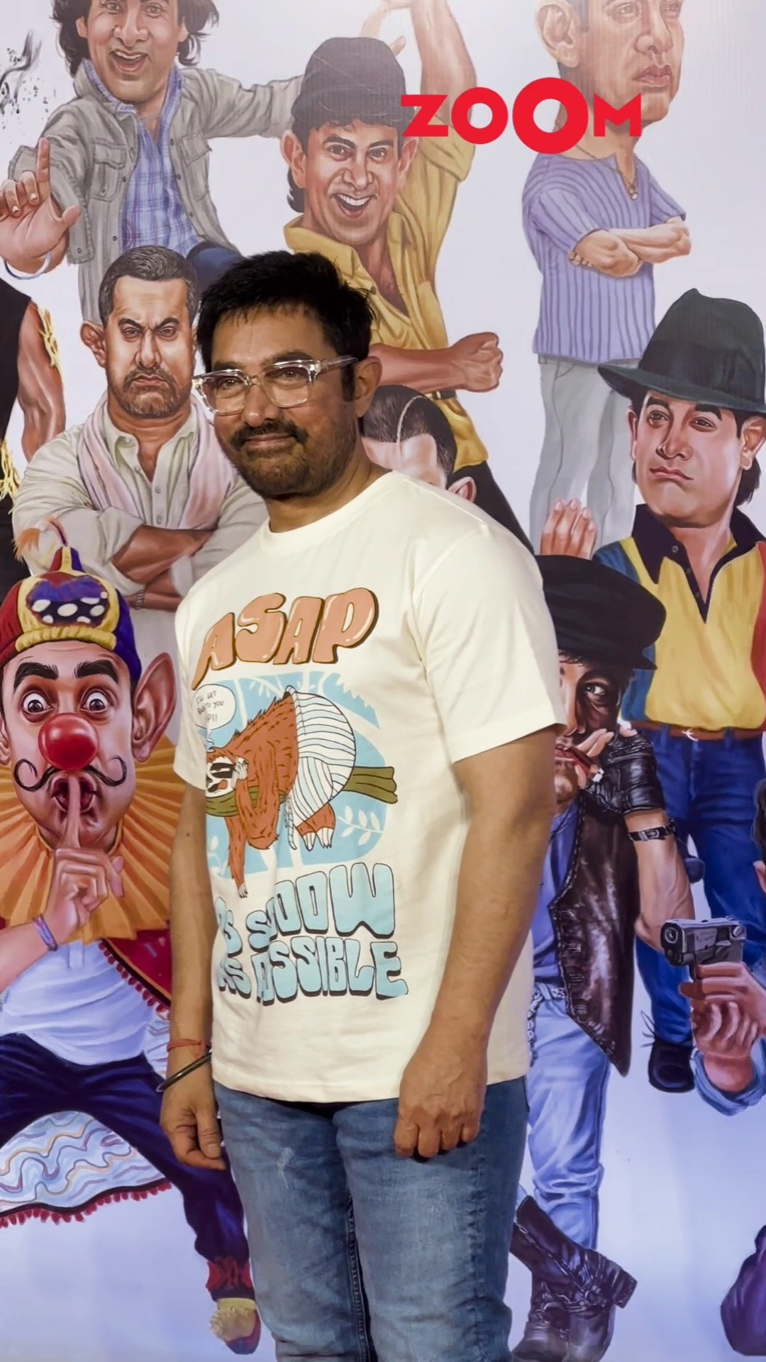 Aamir Khan SMILES and POSES for paps at an event ? #shorts #aamikhan