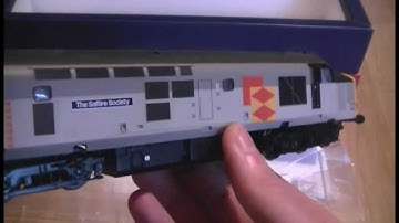 Opening The Bachmann Class 37 In Railfreight Distribution Livery