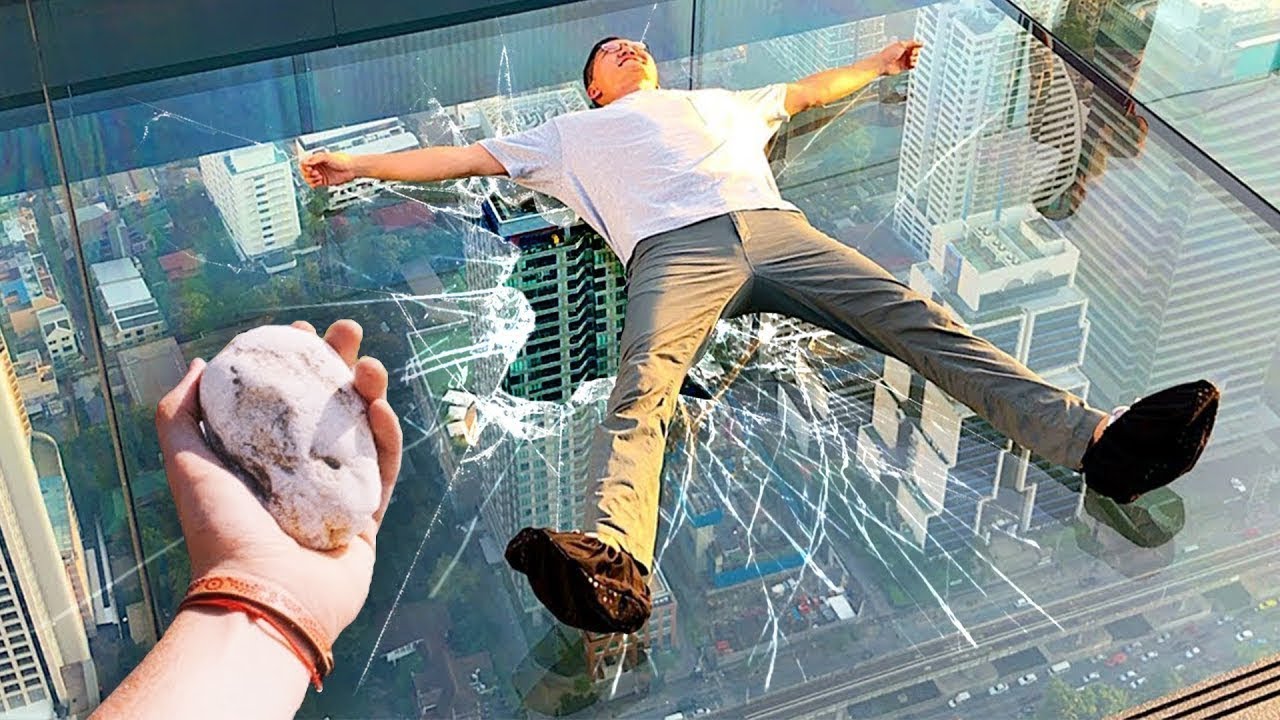 Han tappade stenen på glaset..