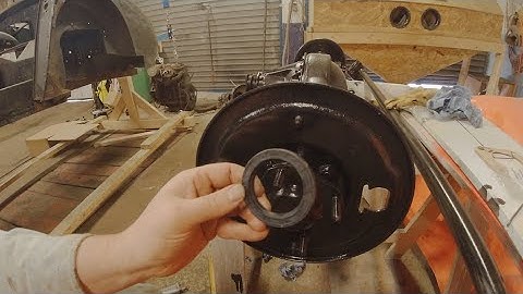 Replace the Hub Oil Seal - Austin Healey Service Manual