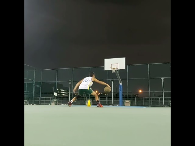 張教練 - 跨下接背後繞球變向,急停背運後撤跳投 張教練 - 跨下接背後繞球變向,急停背運後撤跳投