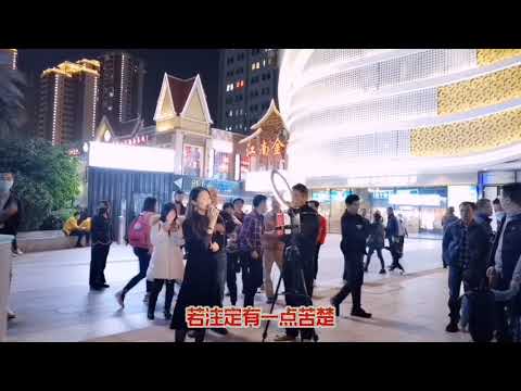 美女街头广场翻唱《好心分手》，引来数人围观