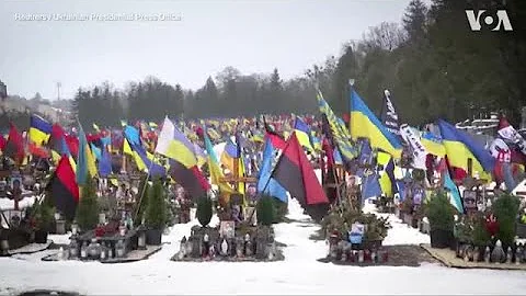 乌克兰总统泽连斯基悼念阵亡将士 - 天天要闻