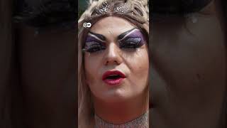 पहली बार ड्रैग क्वीन के हाथों में ओलंपिक मशाल [First drag queen carries Olympic torch]