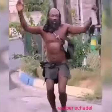 Joget penjual asongan vs orang jalanan bikin ikut joget