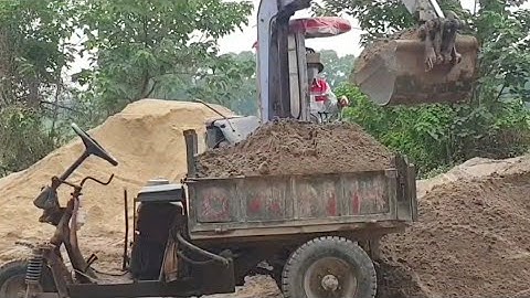 Máy xúc Komatsu MR30 múc cát lên công nông ba bánh | Komatsu excavator scooping sand onto a tricycle