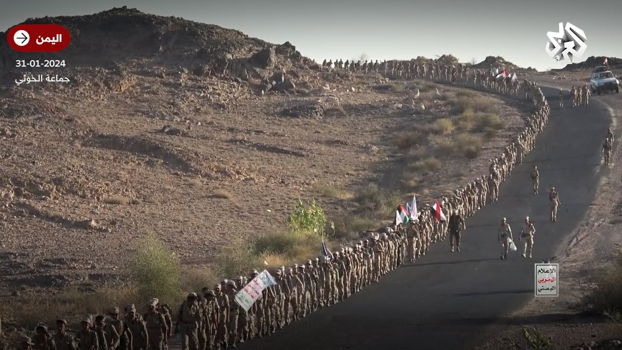 شاهد.. مسيرة عسكرية ضخمة تضم 3600 مقاتل من قوات الاحتياط لجماعة الحوثي في اليمن