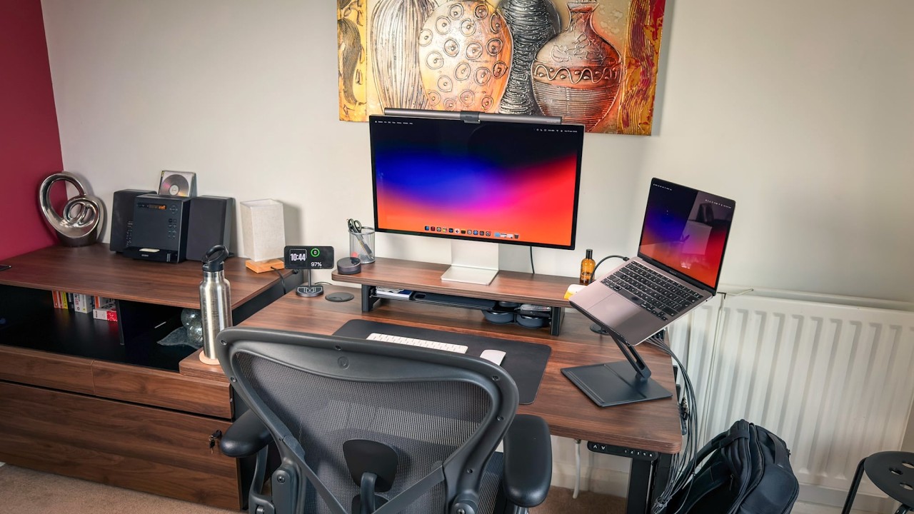 Моя рабочая обстановка за столом для работы стоя в 2026 году (с Верналом)